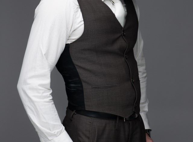 ベストを着た男性