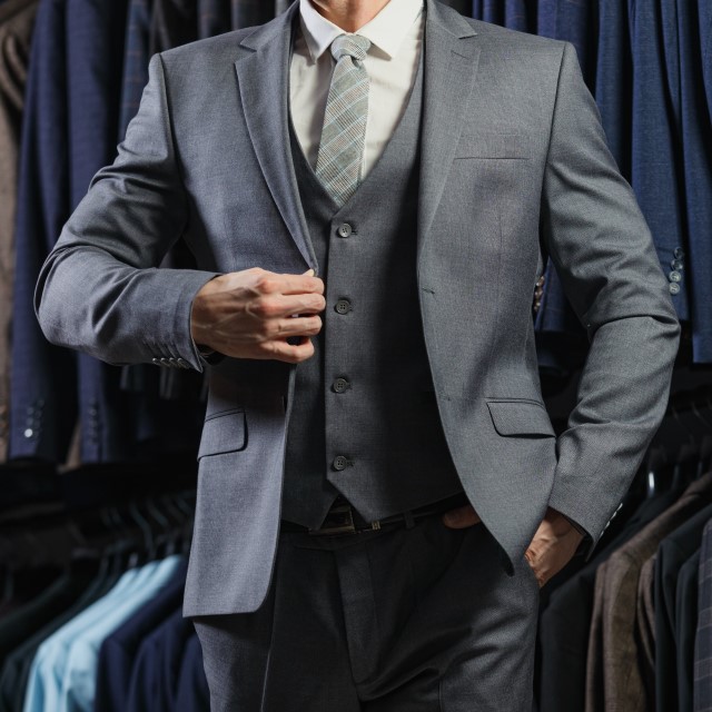 スリーピースのグレースーツを着た男性