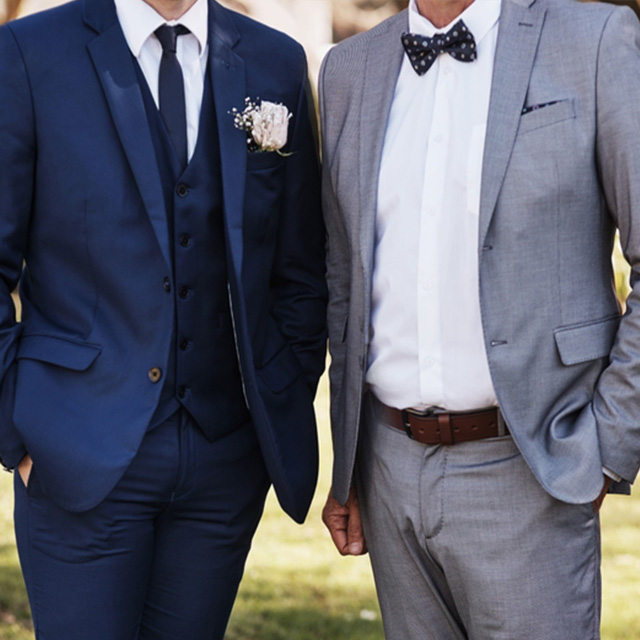 スーツを着る男性２人