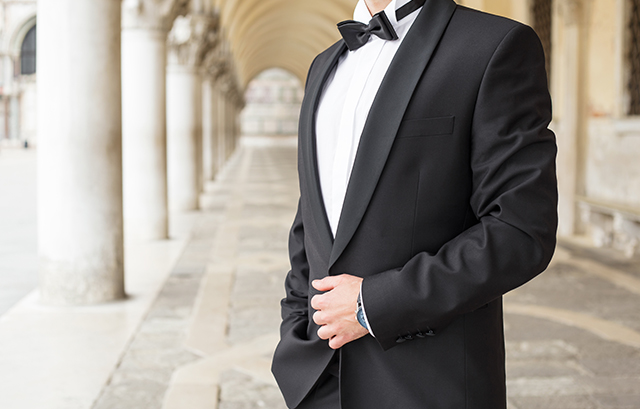 タキシードを着た男性