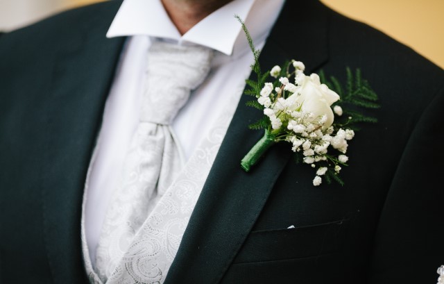 ウィングカラーのシャツを着た男性