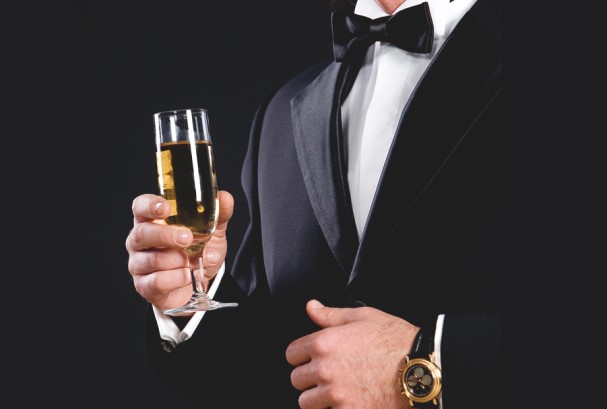 タキシード姿で乾杯の挨拶をする男性