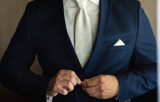 ダークスーツを着る男性