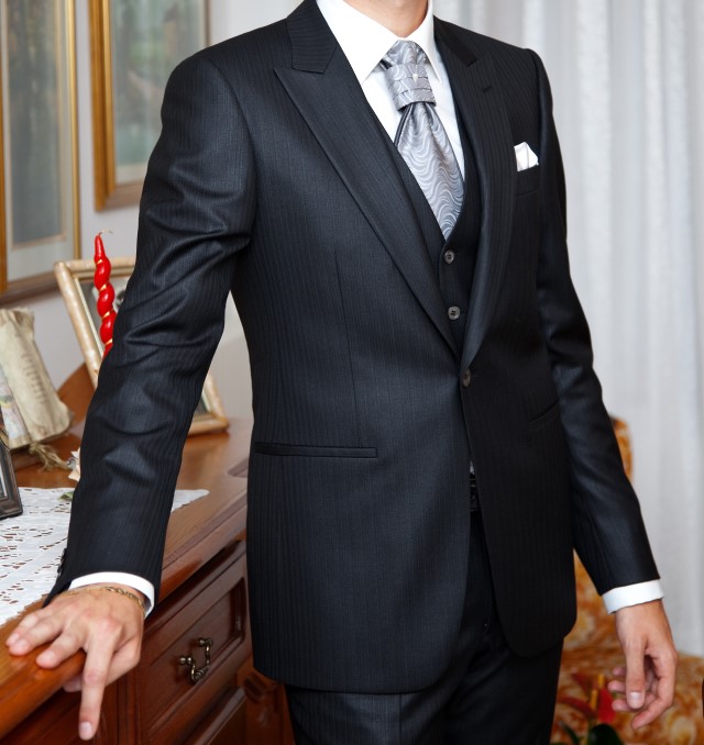 シャドーストライプのスーツを着た男性