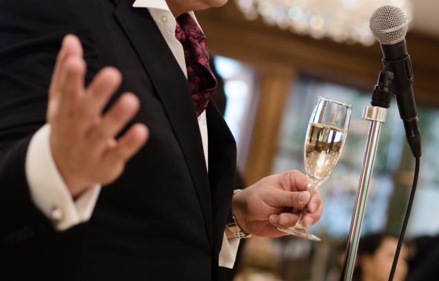 乾杯の挨拶をする男性