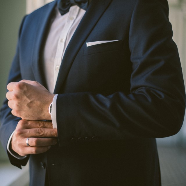 スーツを着る男性