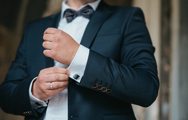 シルバーのカフスをつけた男性