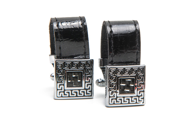 ラップアラウンド式の革製カフスボタン