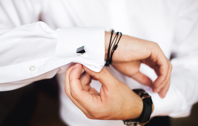 カフスボタンをつける男性