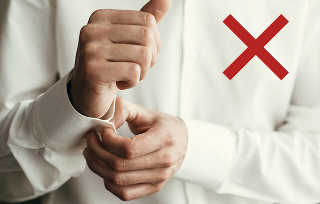 シャツの袖口を巻き込んで留める男性