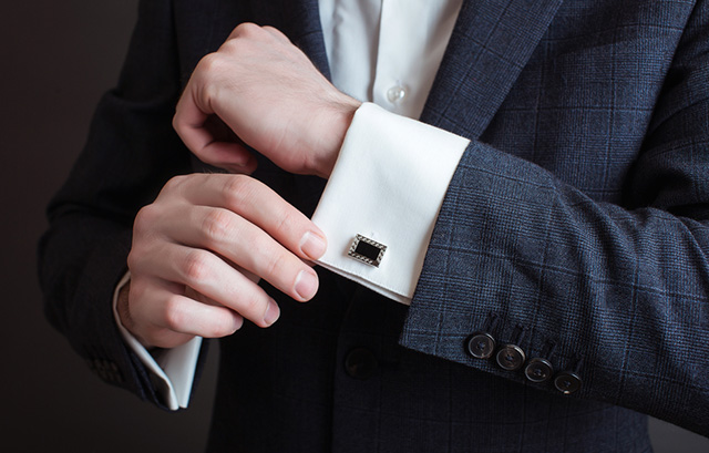 夜の結婚式におすすめの黒いカフスボタン