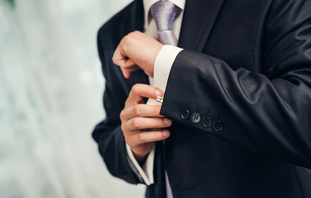 シンプルなカフスボタンをつけたサラリーマン