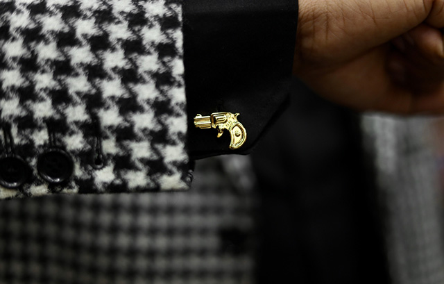 銃の形をしたカフスボタン