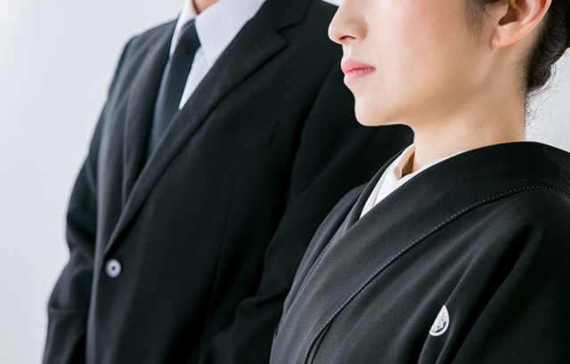 葬儀に参列する男女