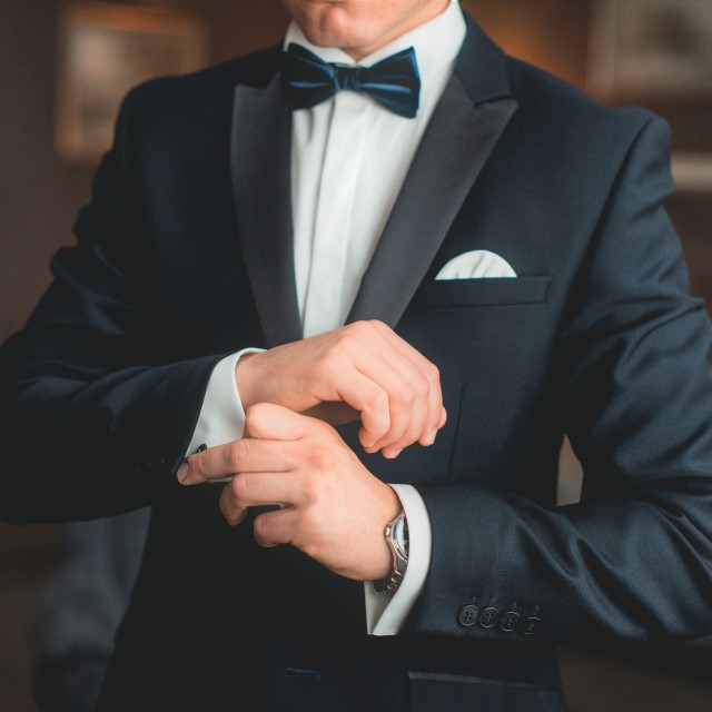 タキシードを着た男性