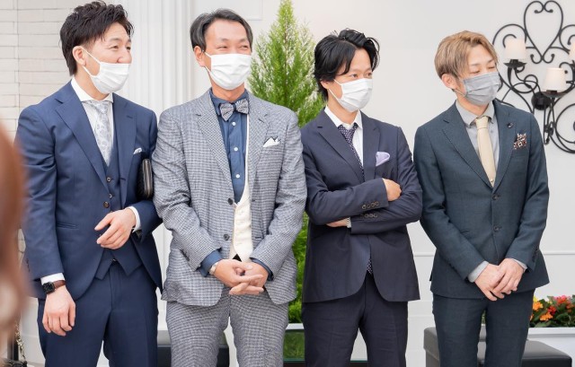 カジュアルな服装の男性ゲストたち