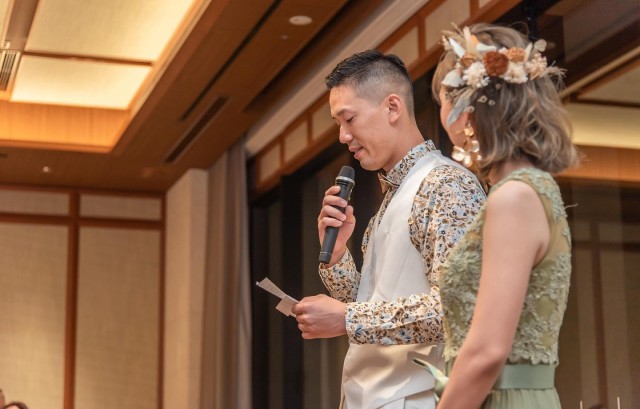 ラフな服装の新郎新婦