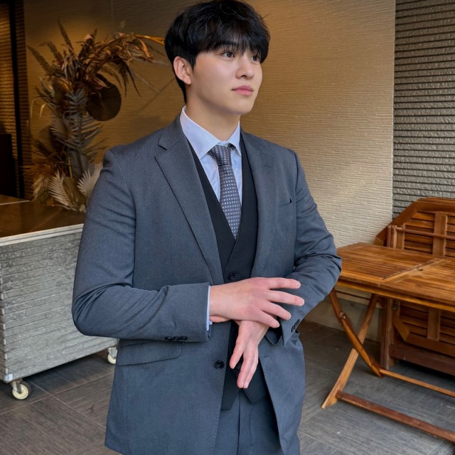 ライトグレーのスーツ