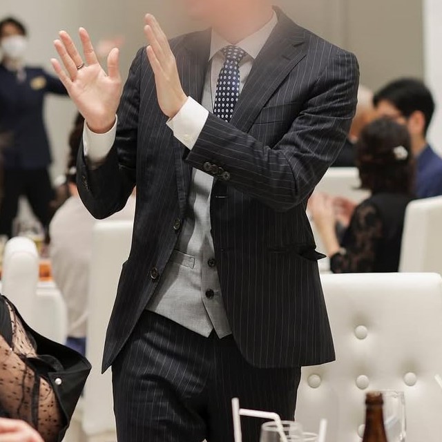 縦ストライプのスーツと大きめドットのネクタイのコーデ
