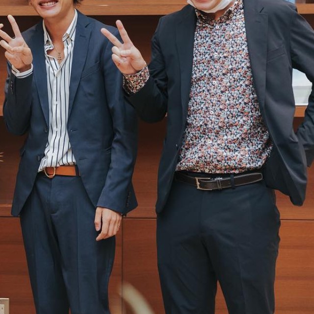 柄シャツを着た男性ゲスト