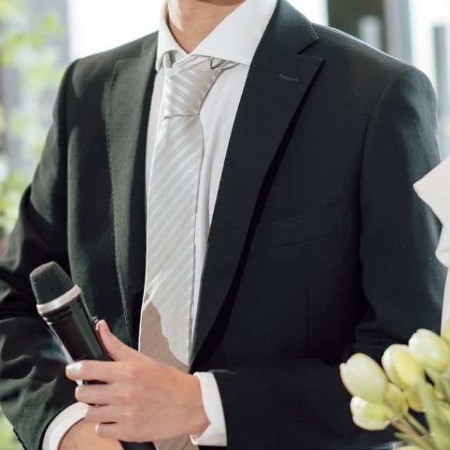 白いシャツを着たゲスト