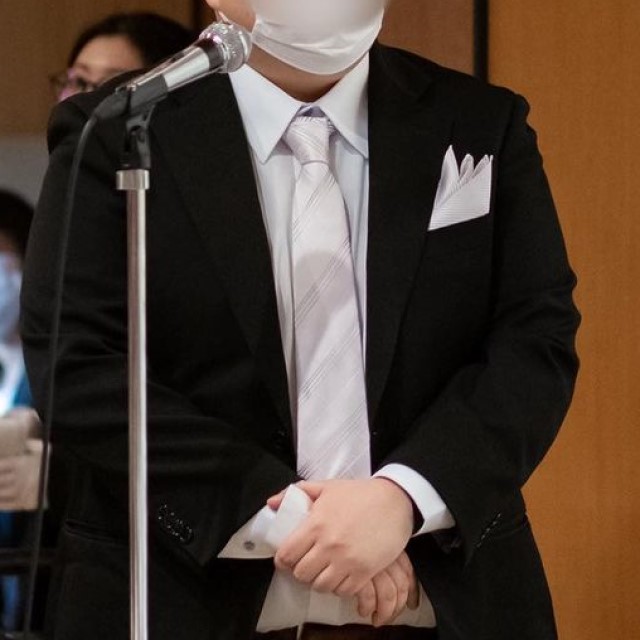 無地のワイシャツを着たゲスト