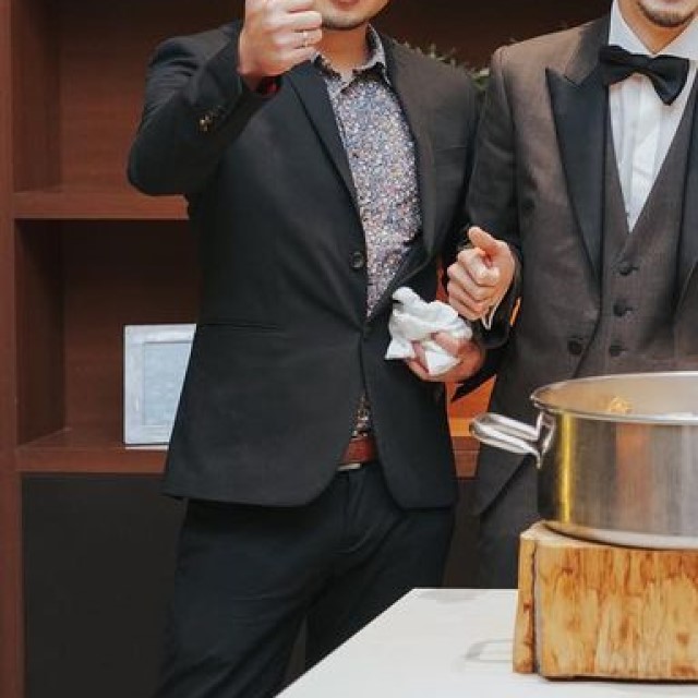 柄入りのシャツを着たゲスト