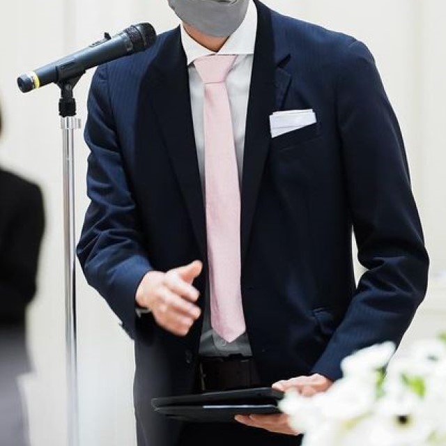 ピンクのネクタイをしたコーディネート実例