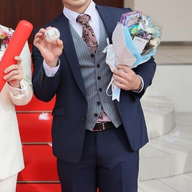 柄入りネクタイを付けたゲスト