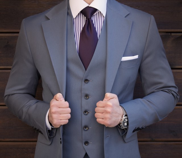 グレーのジャケットとベストを着た男性