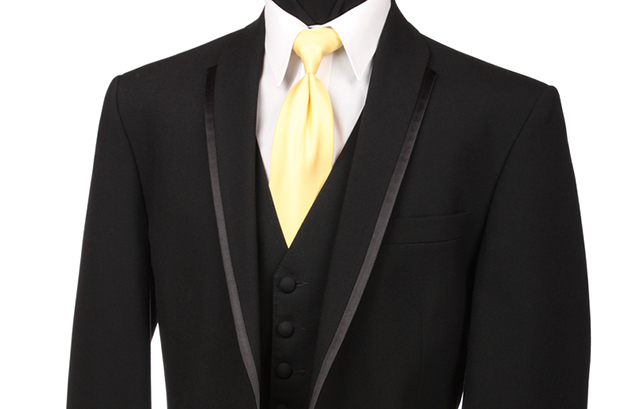 黒いベストと明るめのカラーのネクタイのコーディネート例