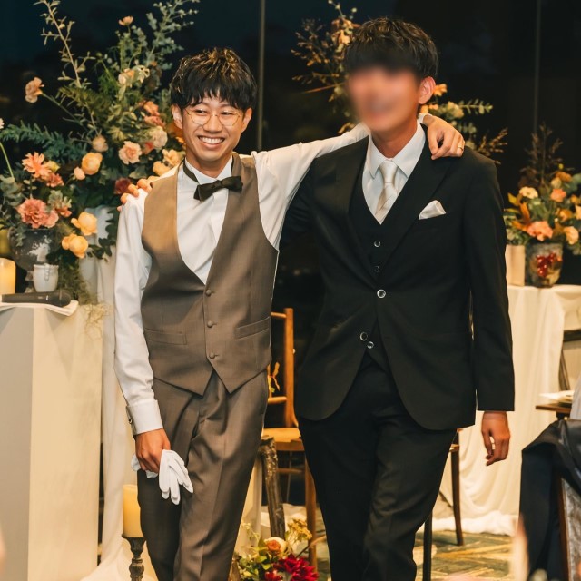 新郎とブラックスーツに黒のベストを合わせたゲスト