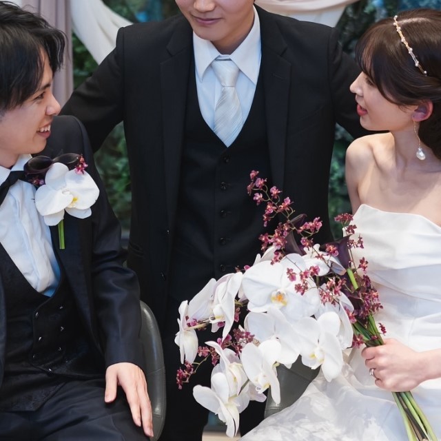 新郎新婦とブラックスーツを着たゲスト