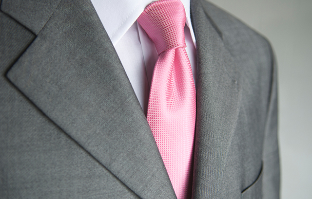 ピンクのネクタイの着用例