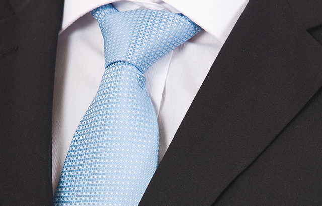 淡いブルーのネクタイの着用例