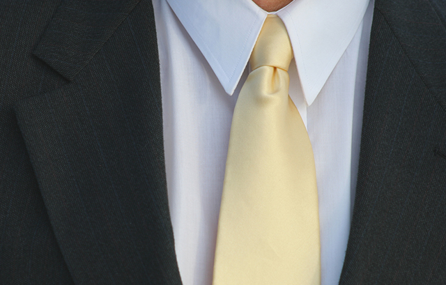 明るいイエローのネクタイの着用例