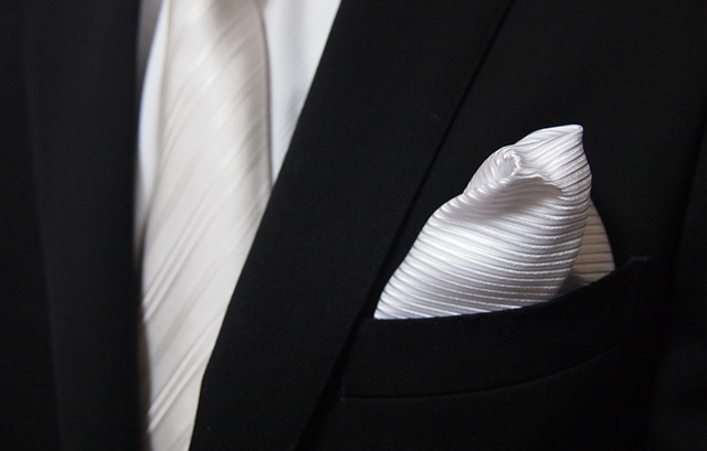 白いネクタイとポケットチーフの着用例