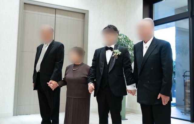 祖父母とともに中座する新郎