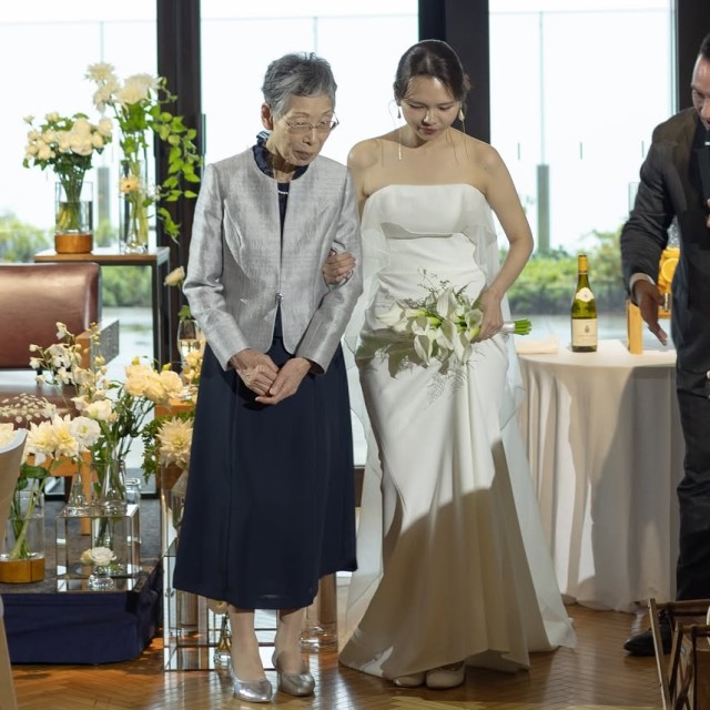 祖母と中座する新婦