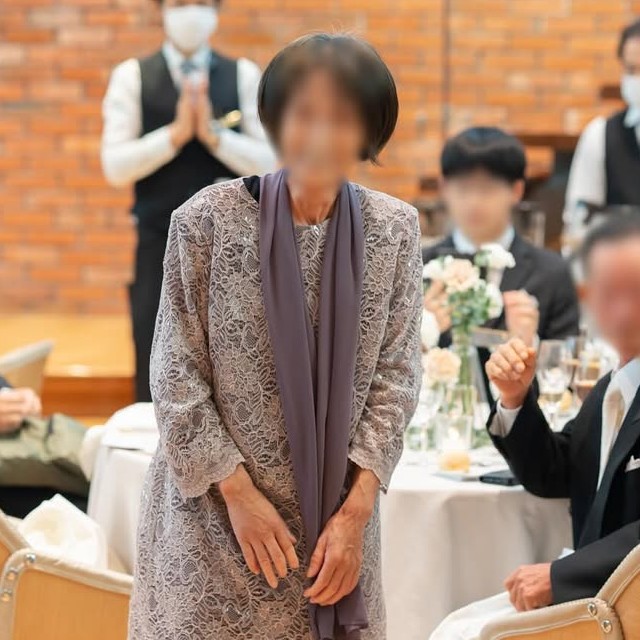 パープルのレースドレス姿の祖母