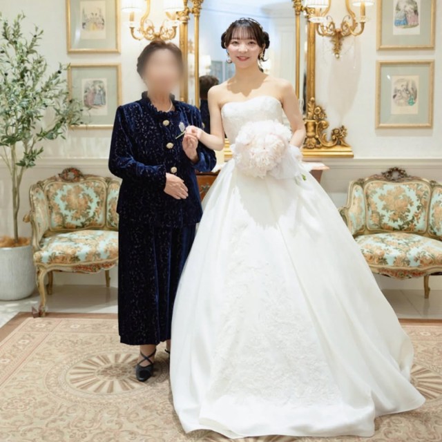 新婦と手をつなぐ祖母