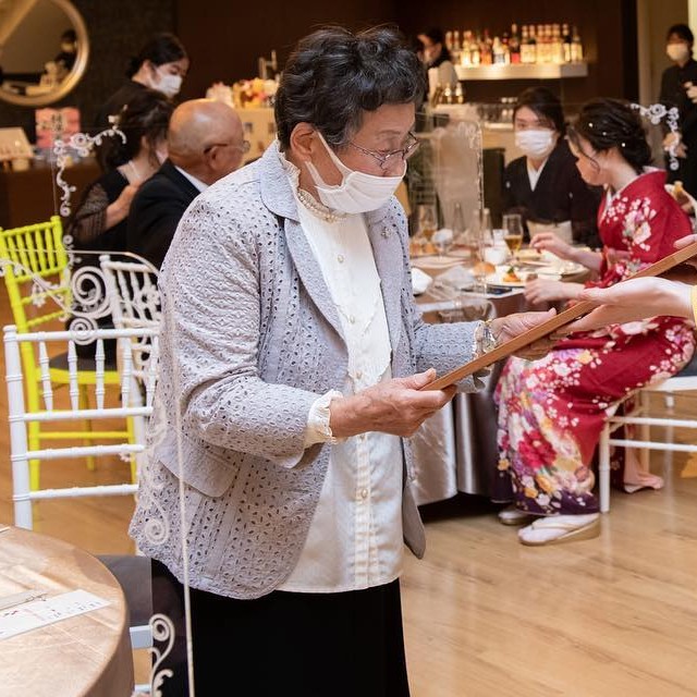 新婦から感謝状を受け取る祖母