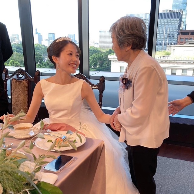 新婦のそばに立つ祖母