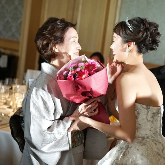 新婦から花束を受け取る祖母