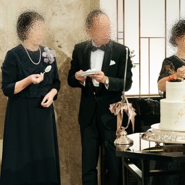 タキシードを着た父親