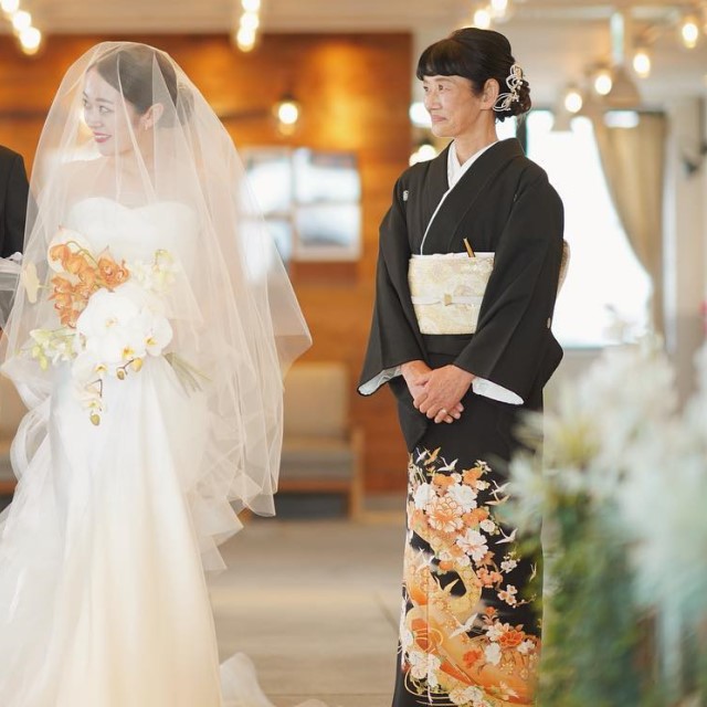 黒留袖を着た母親