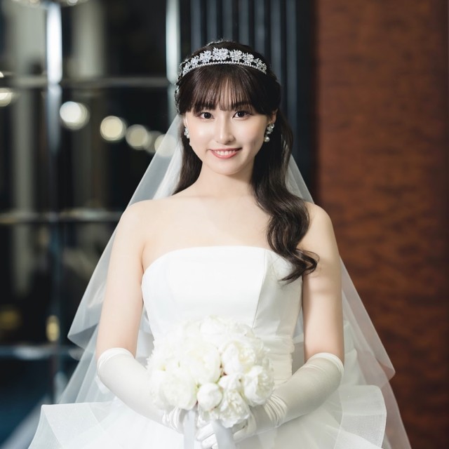 ダウンヘアでプリンセスティアラをつけた花嫁