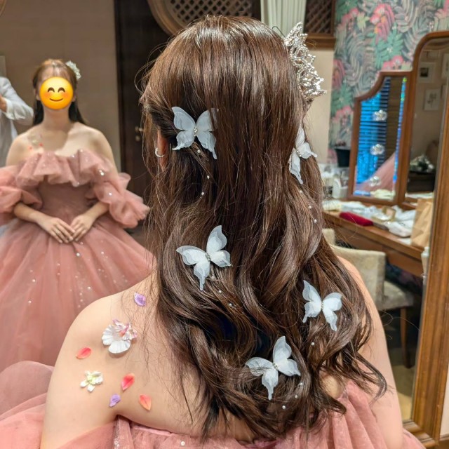 小さめクラウンティアラに蝶の髪飾りを組み合わせた花嫁