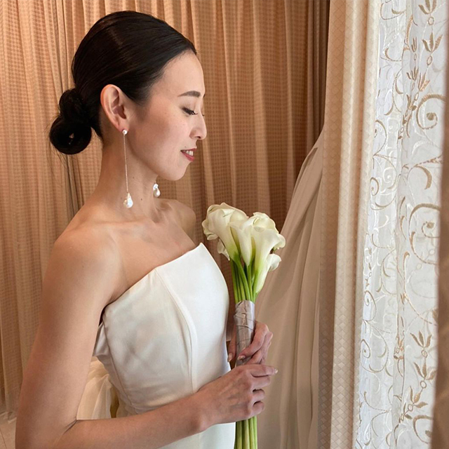 花嫁の髪型 シニヨンにしたい人必見 アレンジ実例とおすすめアクセサリーをご紹介 結婚ラジオ 結婚スタイルマガジン