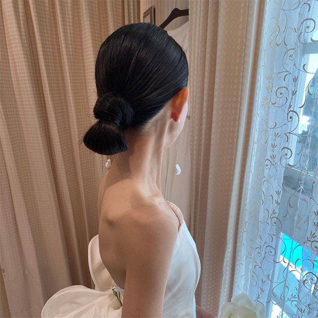 花嫁の髪型 シニヨンにしたい人必見 アレンジ実例とおすすめアクセサリーをご紹介 結婚ラジオ 結婚スタイルマガジン
